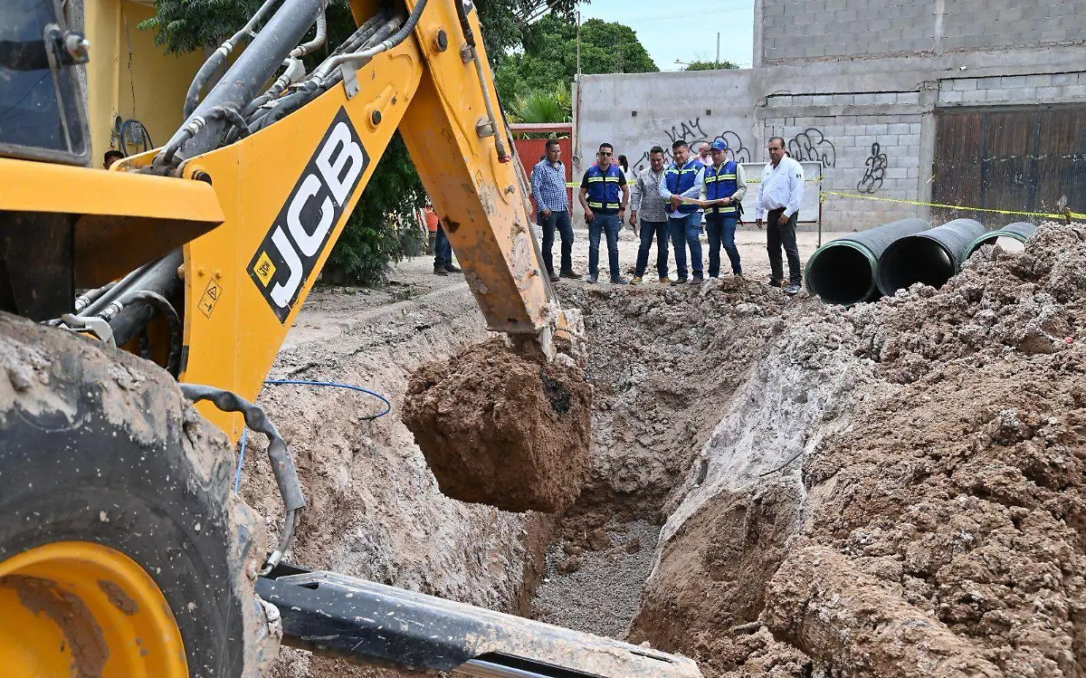 Supervisan obras de introducción de drenaje en El Mezquital