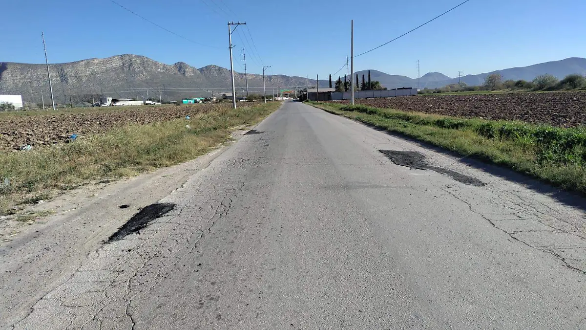 Acude departamento de bacheo a ejido 6 de enero en Lerdo