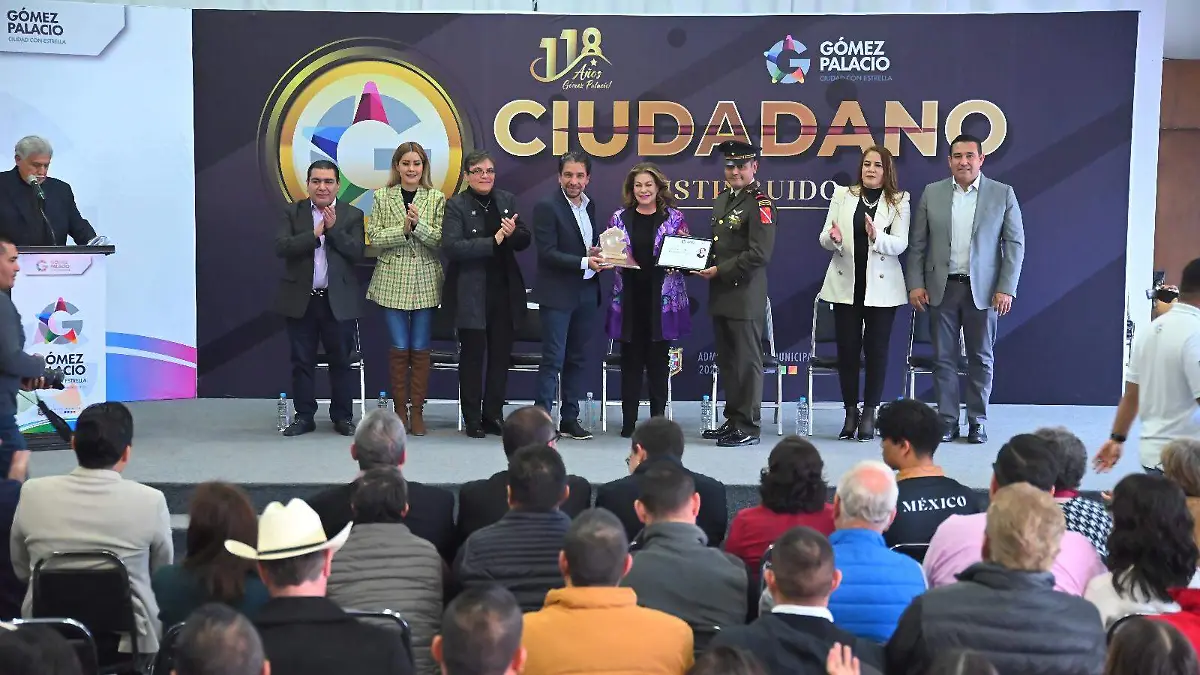 Reconoce alcaldesa Leticia Herrera Ale a ciudadanos distinguidos