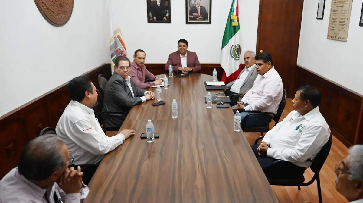 Homero Martínez firma convenio con la Ujed