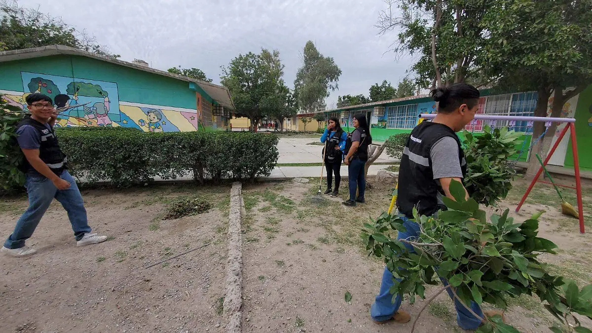 Con brigadas de limpieza mejoran espacios educativos en Gómez Palacio