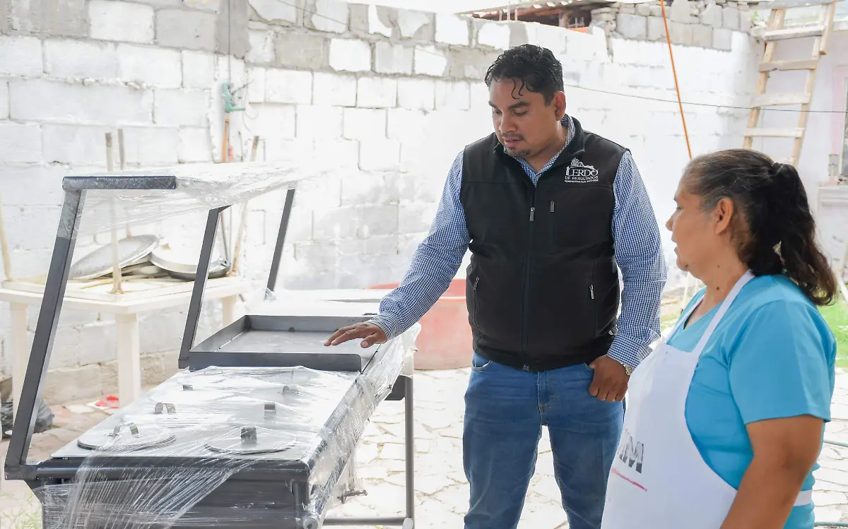 Entregan muebles bufeteros en Lerdo