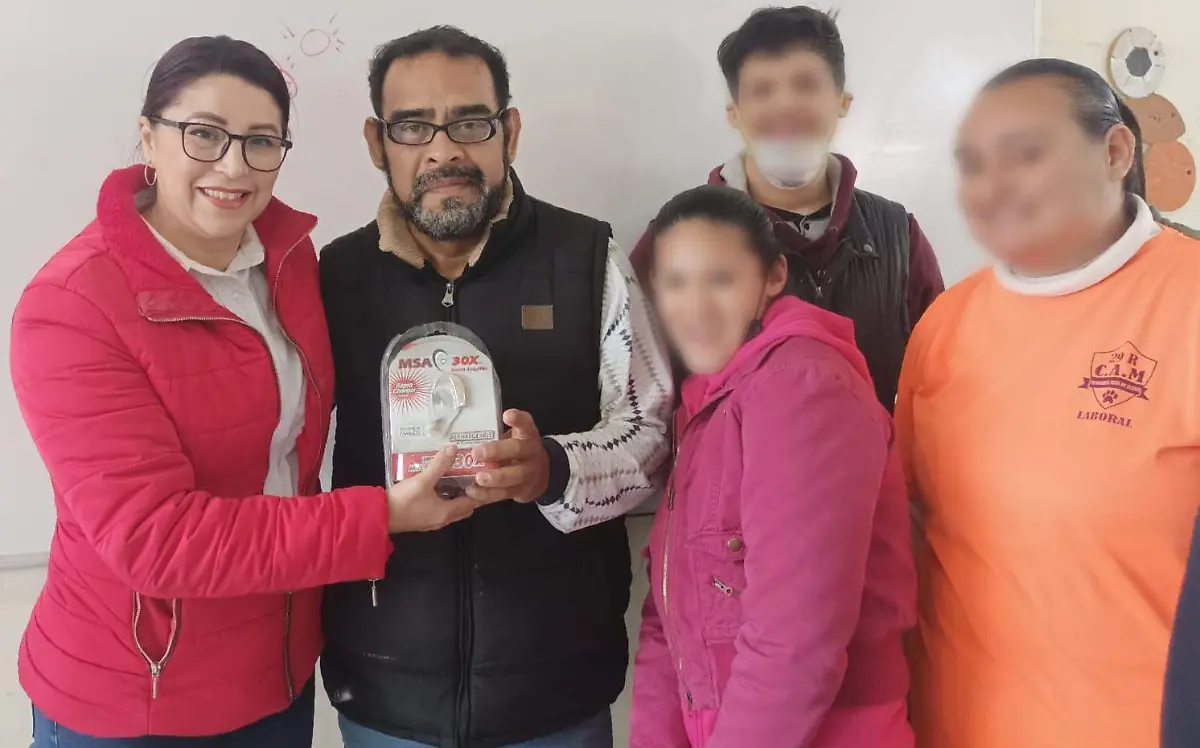 Donan juguetes al Centro de Atención Múltiple en Lerdo