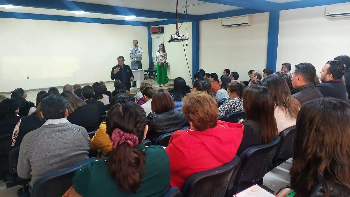 Capacitan a personal educativo sobre Eclipse Solar 2024