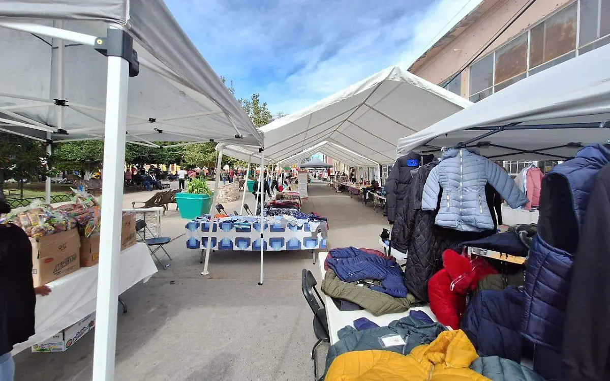 Instalan mercadito navideño en Canatlán