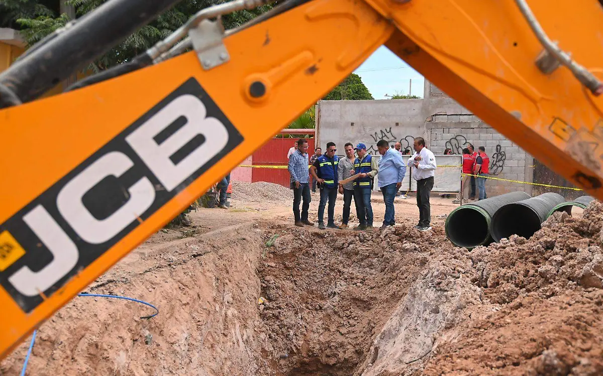 Supervisan obras de introducción de drenaje en El Mezquital