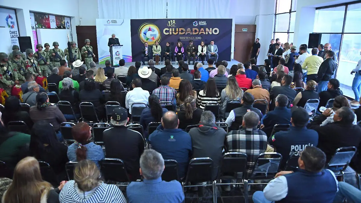 Reconoce alcaldesa Leticia Herrera Ale a ciudadanos distinguidos