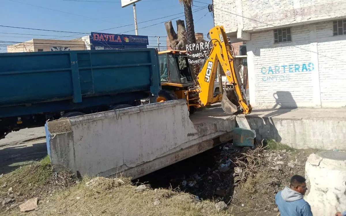 Sideapa realiza trabajos de limpieza y desazolve en el canal de la avenida 16 de Septiembre