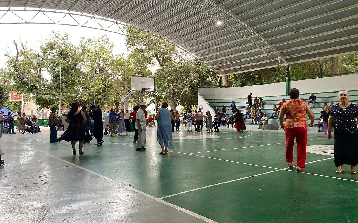 Festejan a las madres lerdenses con el programa “Los Amantes del Danzón”