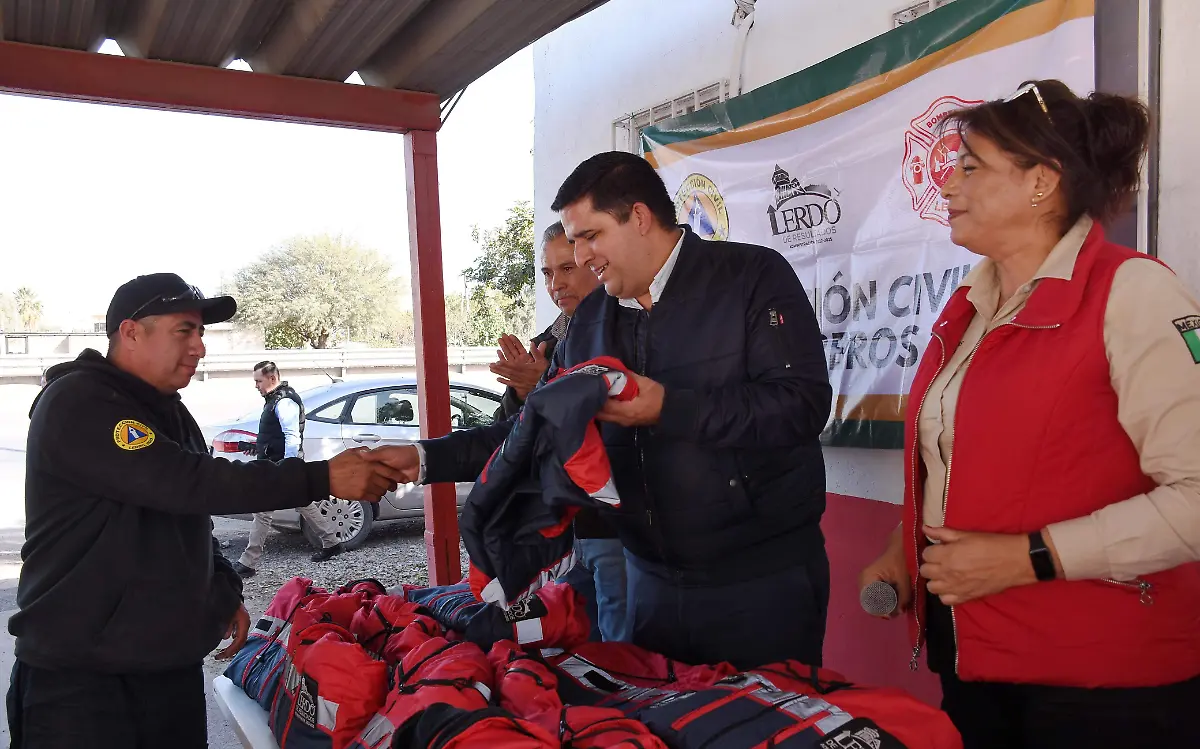 Entrega Homero Martínez uniforme táctico a elementos de Protección Civil