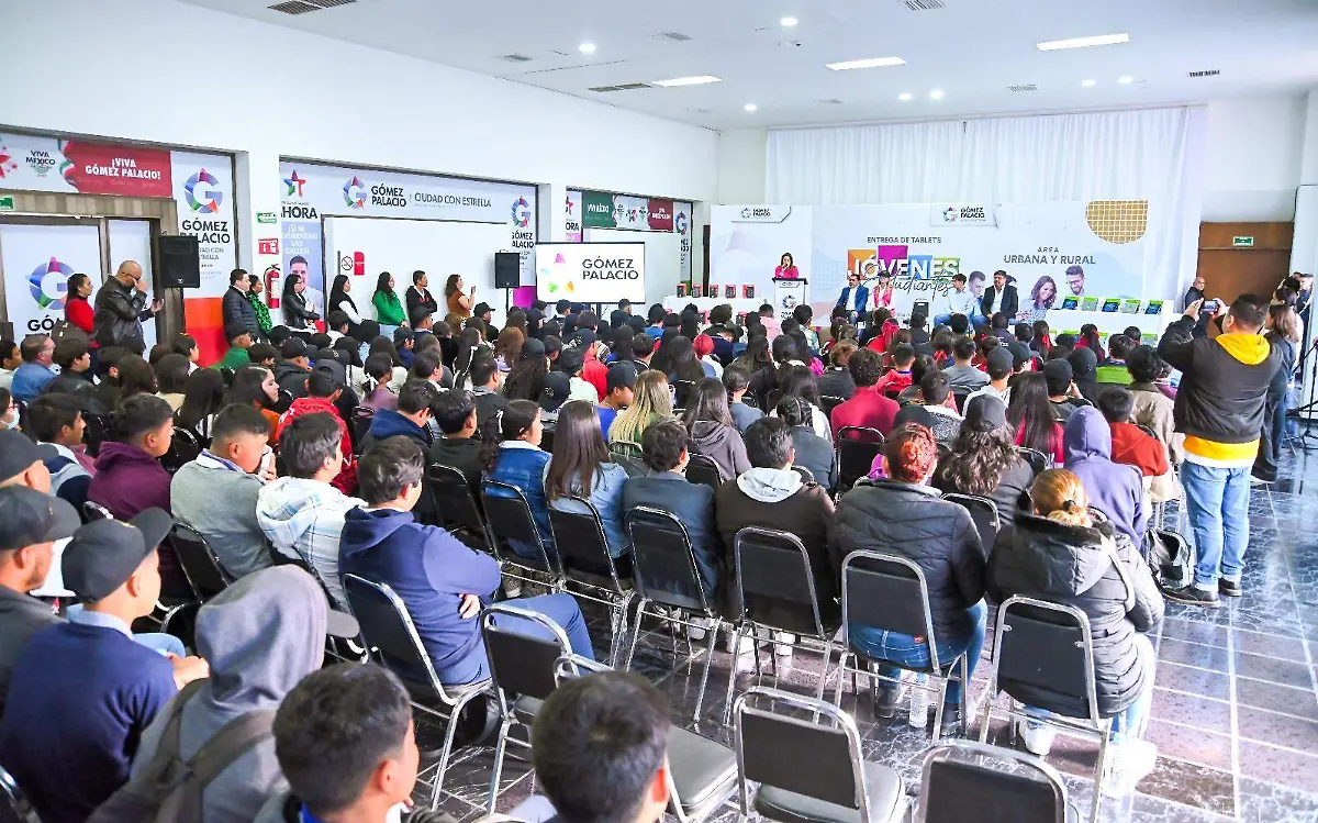 Lety Herrera entrega 200 tablets a estudiantes de Gómez Palacio