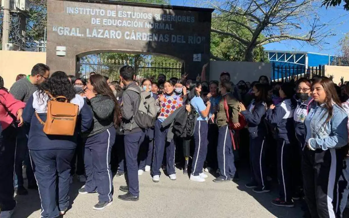 Alumnos del Instituto de Estudios Superiores de Educación Normal