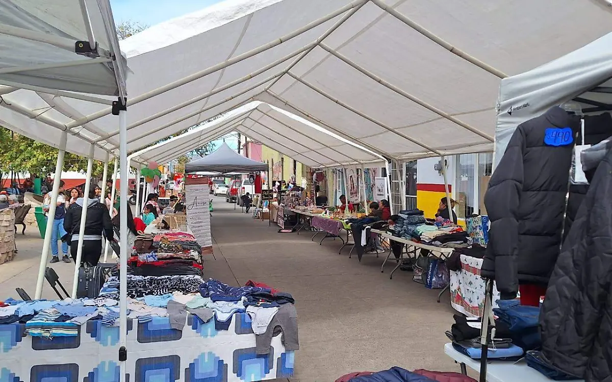 Instalan mercadito navideño en Canatlán