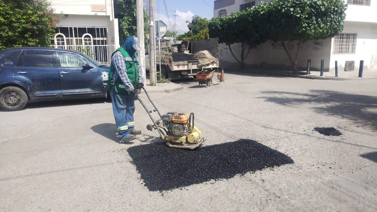 Continúan trabajos de bacheo en Gómez Palacio