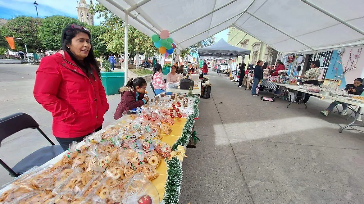 Instalan mercadito navideño en Canatlán