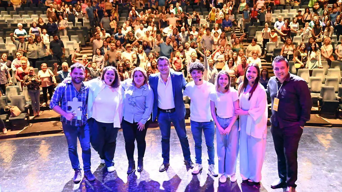 La Torre Eiffel de Gómez Palacio se pinta de azul