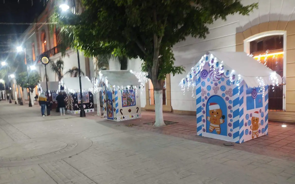 Instalan adornos navideños en Lerdo, Durango