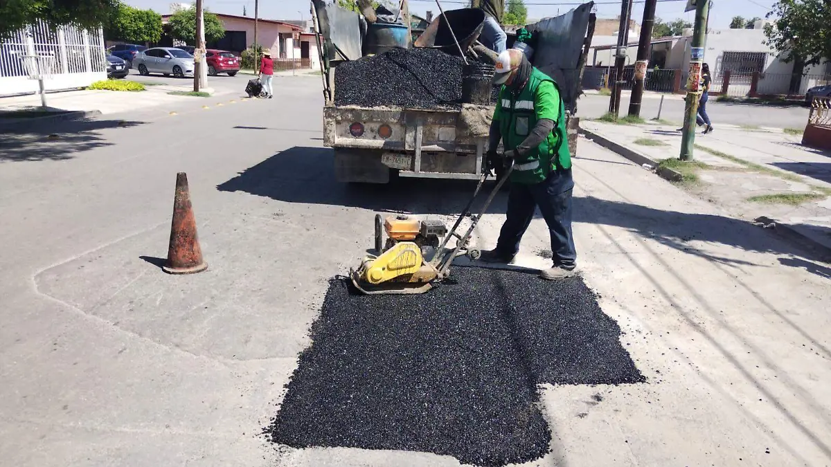 Continúan trabajos de bacheo en Gómez Palacio