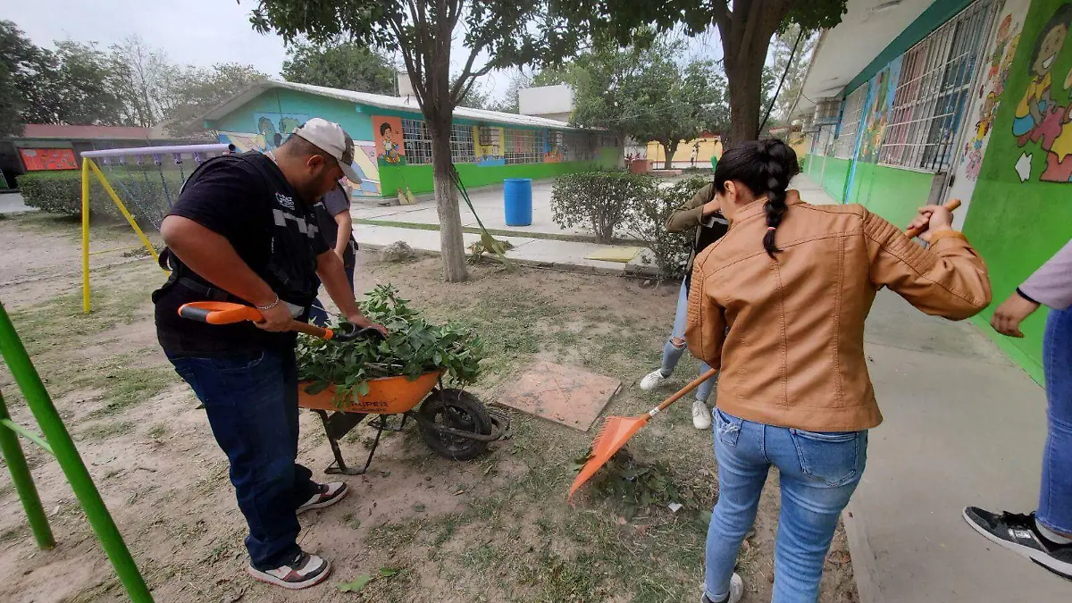 Con brigadas de limpieza mejoran espacios educativos en Gómez Palacio