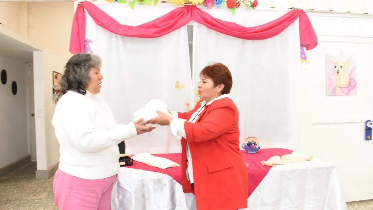 Entrega Lety Herrera prótesis mamarias en Gómez Palacio