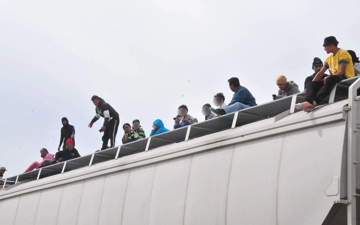 Migrantes logran abordar “La Bestia” en Gómez Palacio este martes