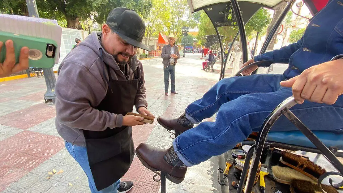 Tacho, bolea con música clásica y rock en inglés en Lerdo