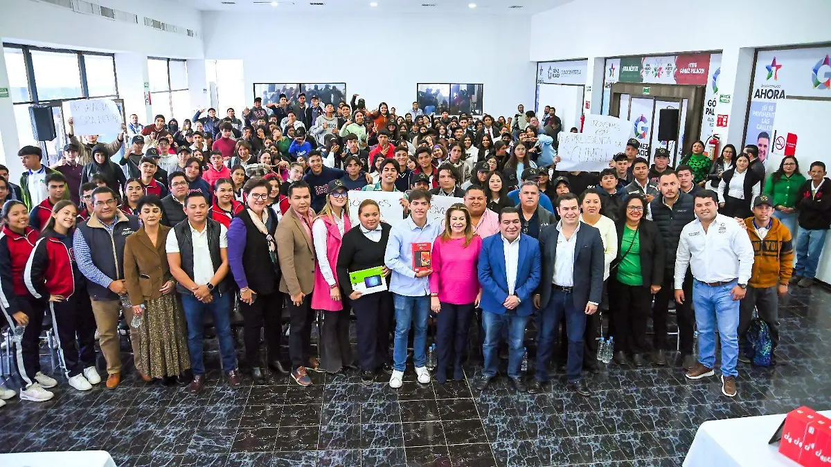 Lety Herrera entrega 200 tablets a estudiantes de Gómez Palacio