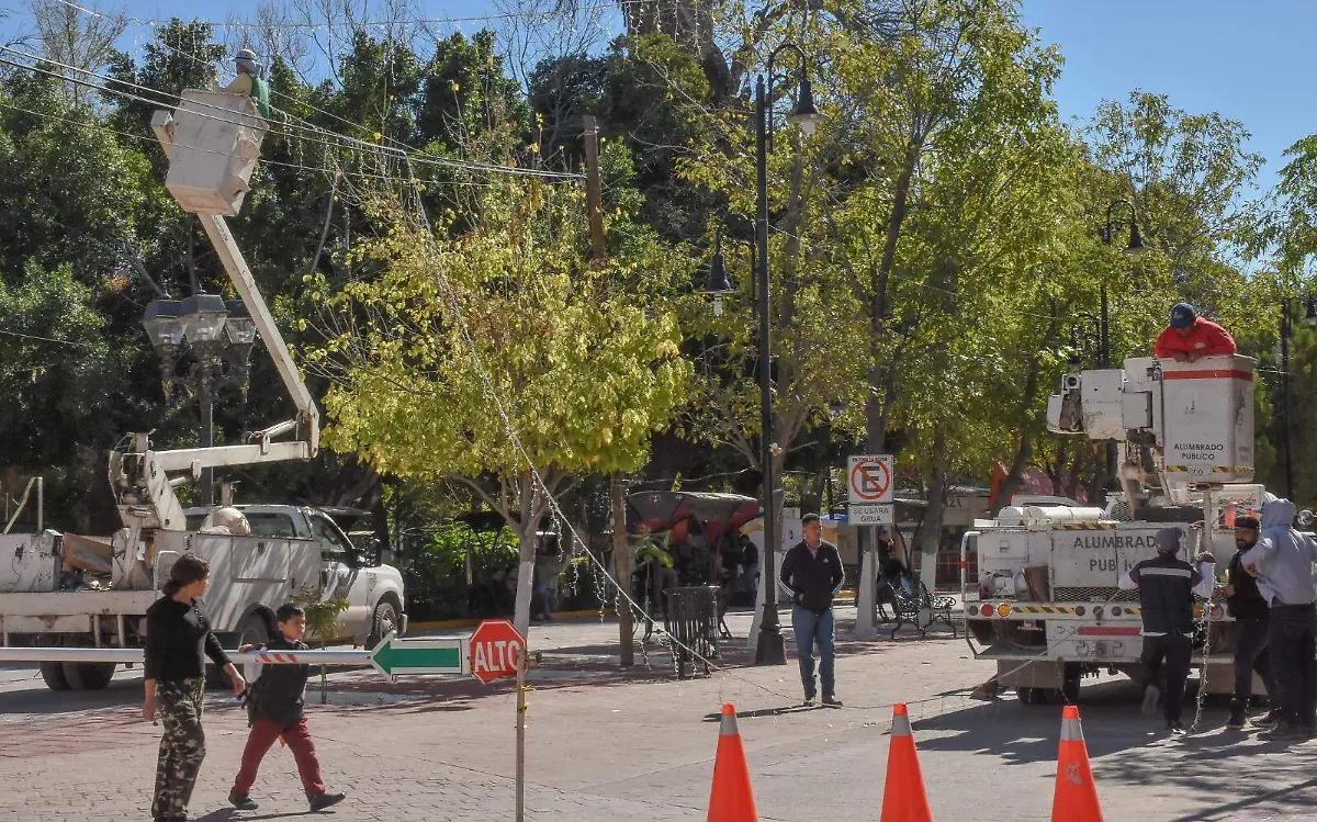 Instalan adornos navideños en Lerdo, Durango