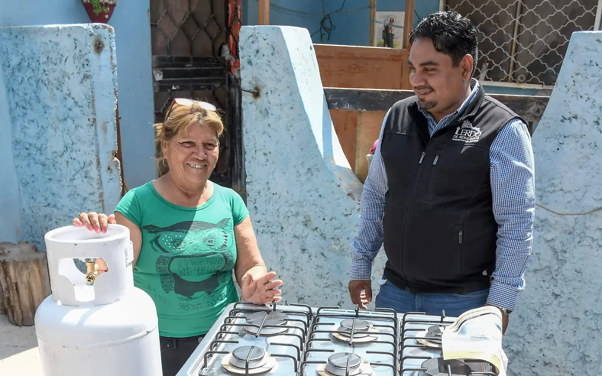 Entregan muebles bufeteros en Lerdo