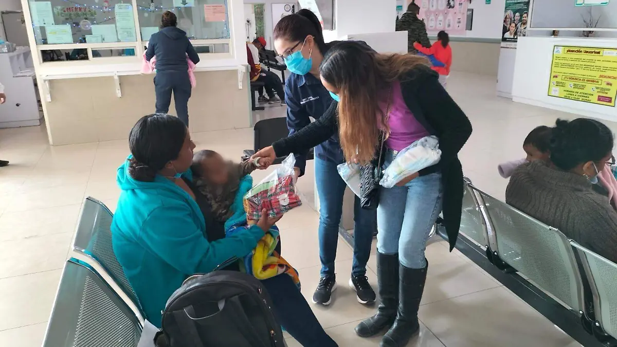 Acuden a Hospital general Lerdo con kits de recién nacido