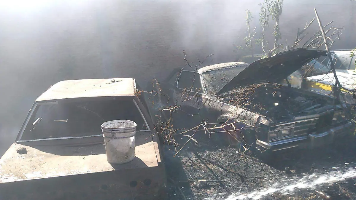 Incendio consume 6 coches en un yonque
