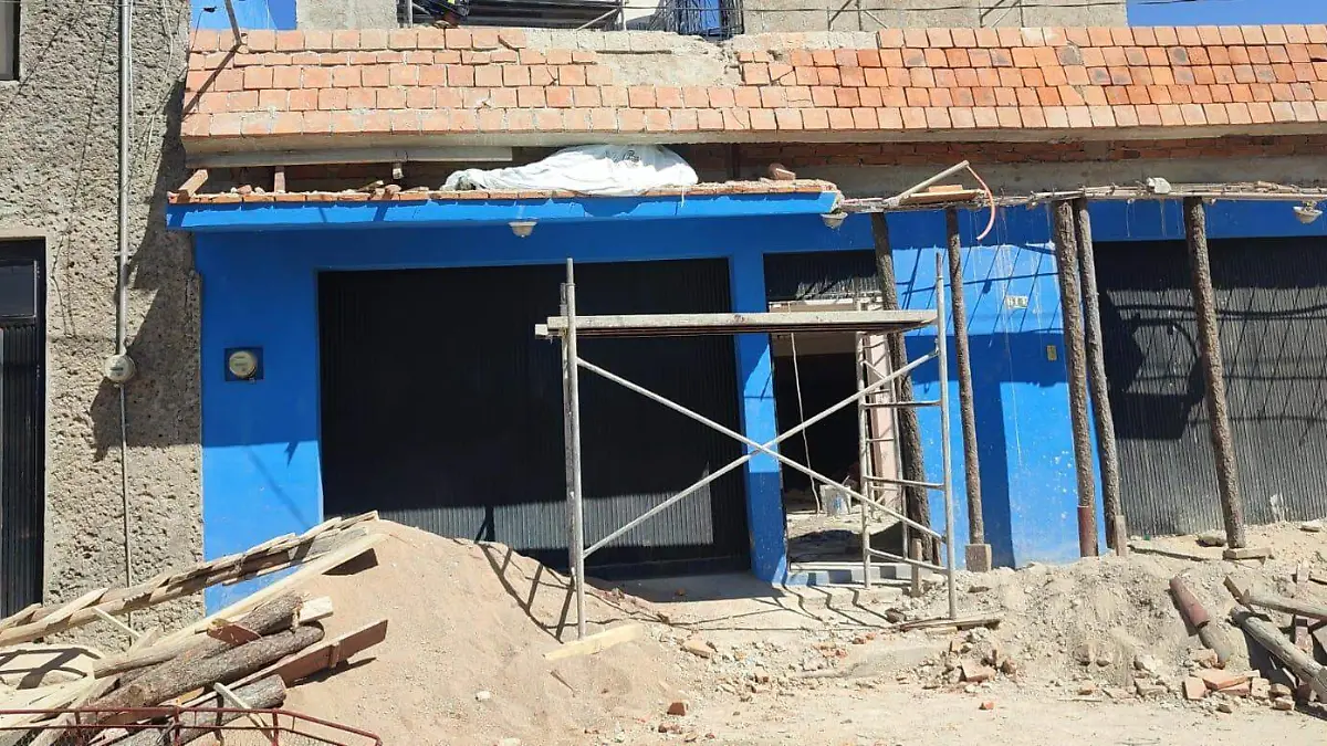 Muere obrero al caerle losa encima