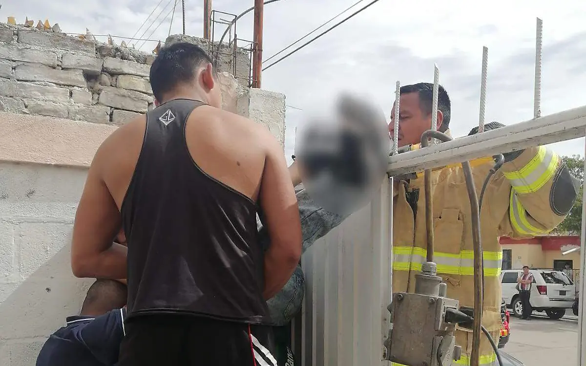 Varilla le traspasó el pie a joven