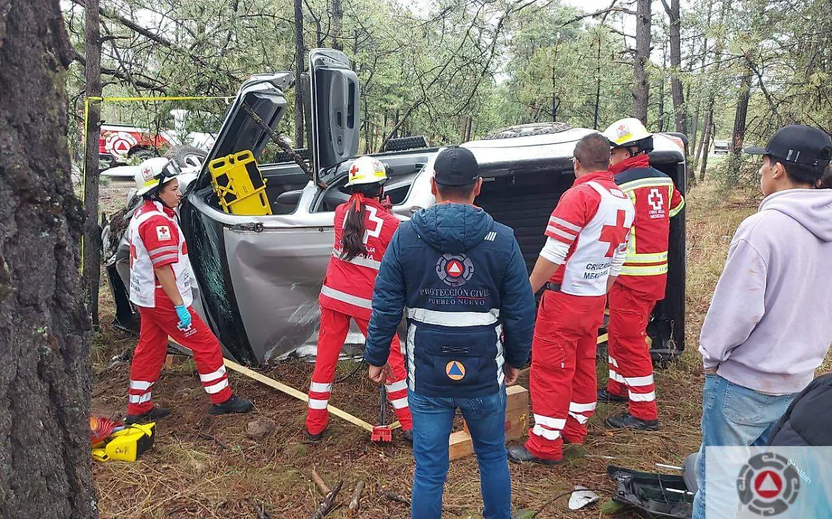 Registran dos volcaduras casi simultáneas en Llano Grande
