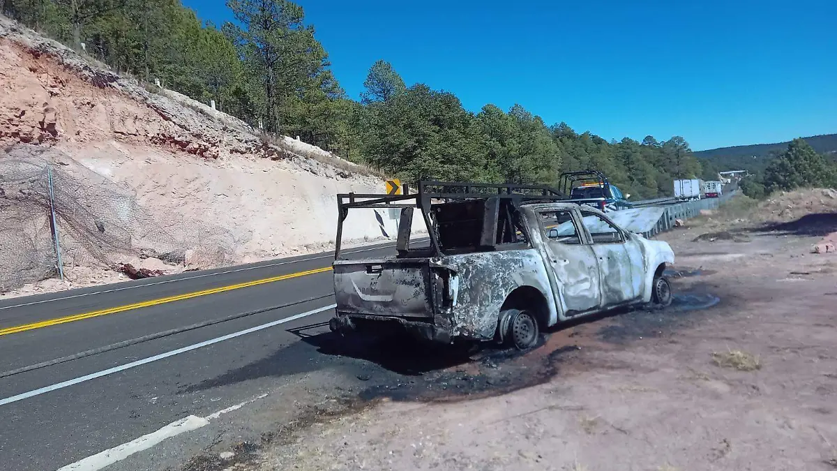 Fuego consume camioneta en la “Super”