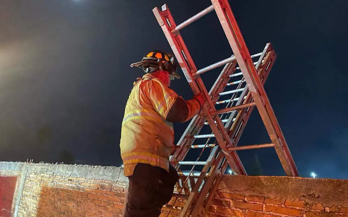 Incendio calcina 70 autos de un corralón
