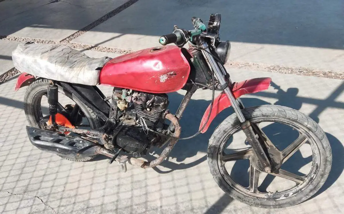 Conducía una moto con serie alterada