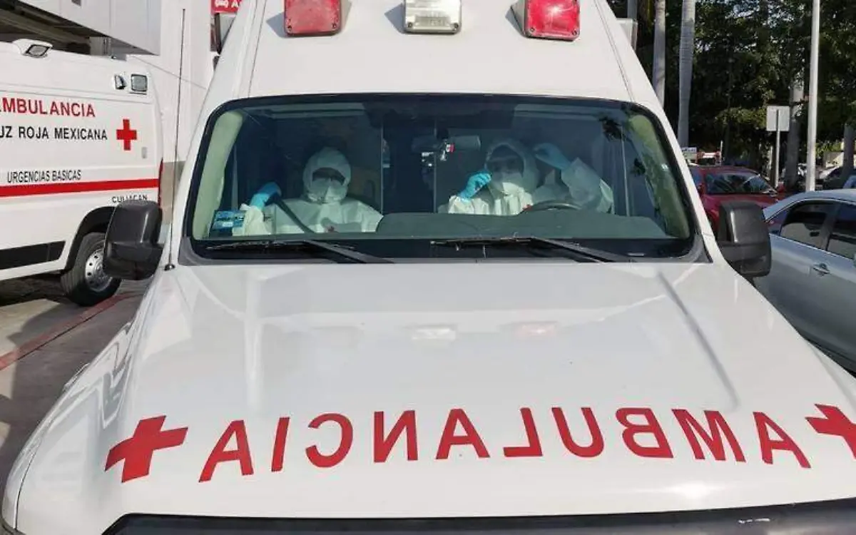 Ambulancia y elementos de la Cruz Roja en el lugar de los hechos