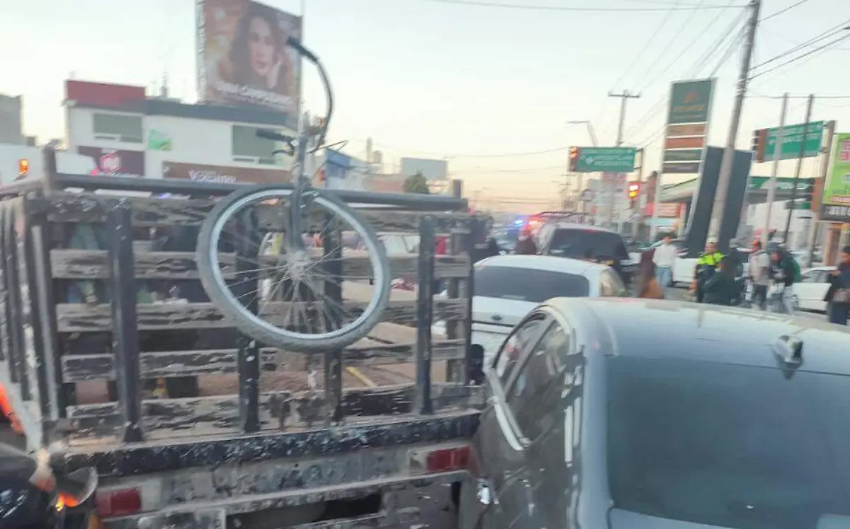 Hizo “carambola” con 8 autos; dos heridos