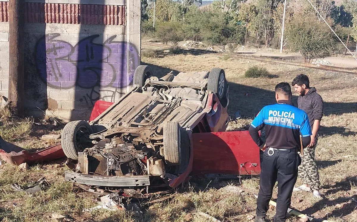 Vuelca auto en distribuidor vial de La Tinaja