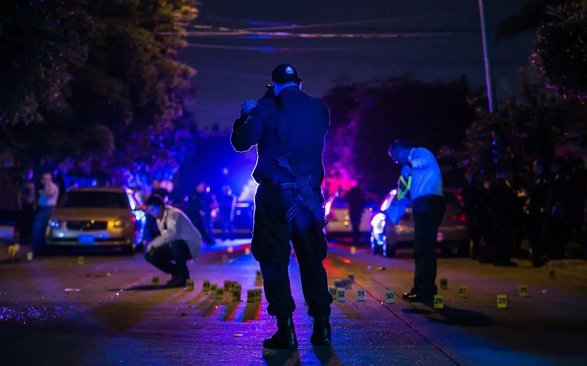 Elementos de la Semefo y Policía en el lugar de los hechos