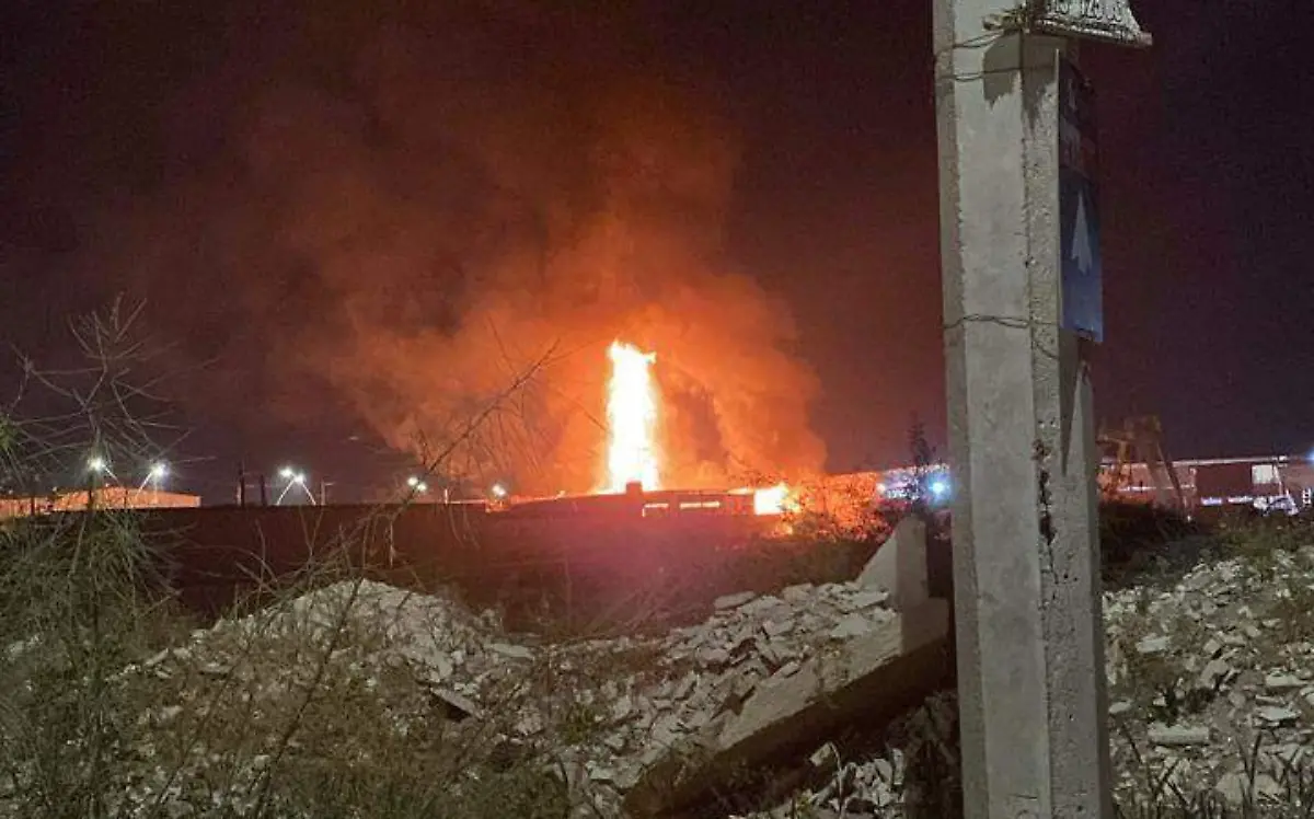 Voraz incendio consume un negocio de tarimas en Lerdo