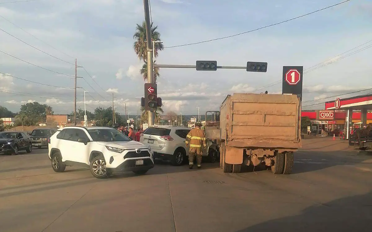 Accidente en bulevar Guadiana de Durango deja un prensado