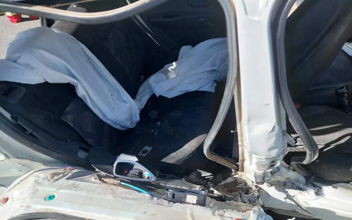 Queda niña prensada en choque