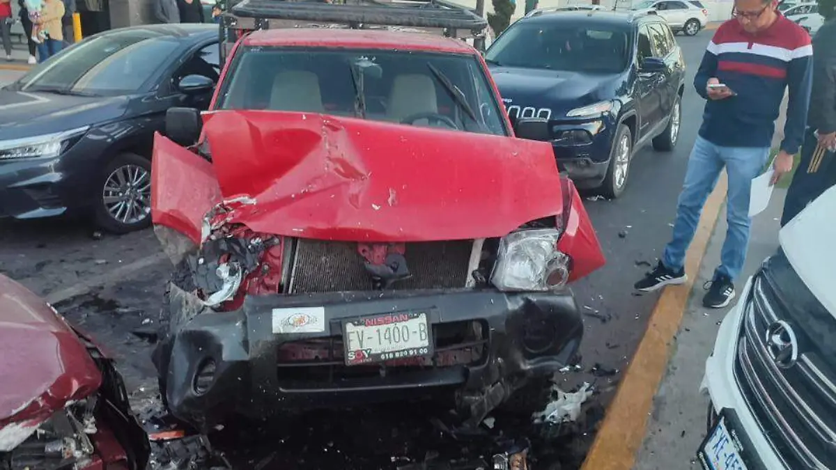 Hizo “carambola” con 8 autos; dos heridos