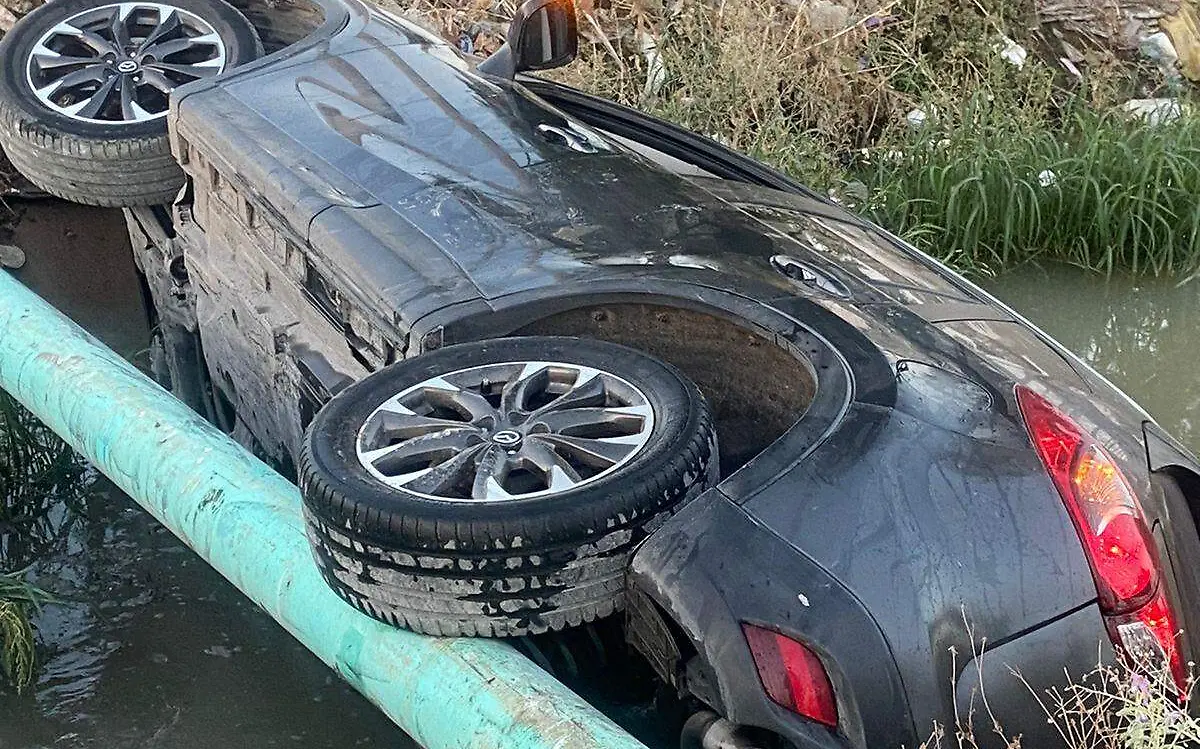 Mujer vuelca su vehículo en canal de riego; se salvan de milagro