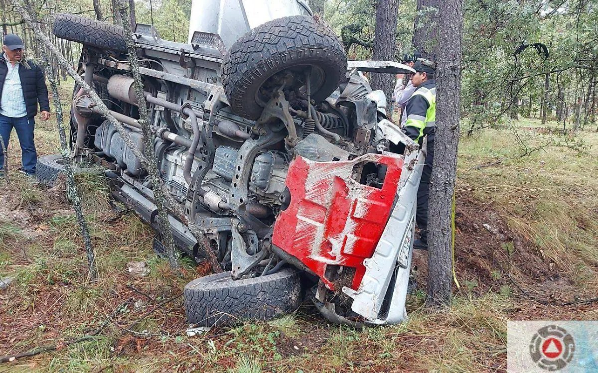 Registran dos volcaduras casi simultáneas en Llano Grande