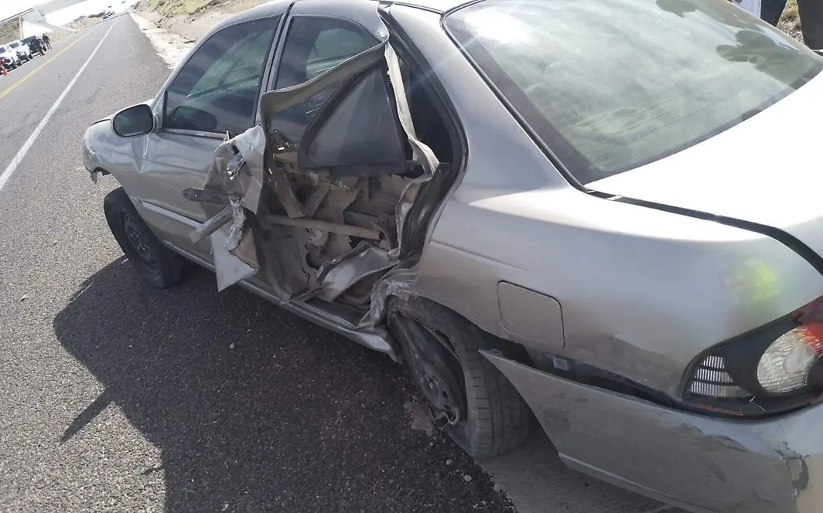 Chocan 2 autos en la Supercarretera Durango-Mazatlán