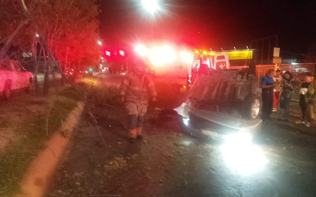 Vuelca joven en el bulevar Francisco Villa de Durango