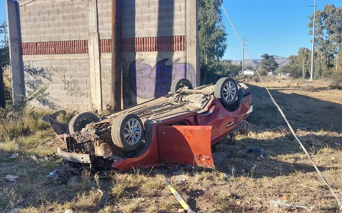Vuelca auto en distribuidor vial de La Tinaja